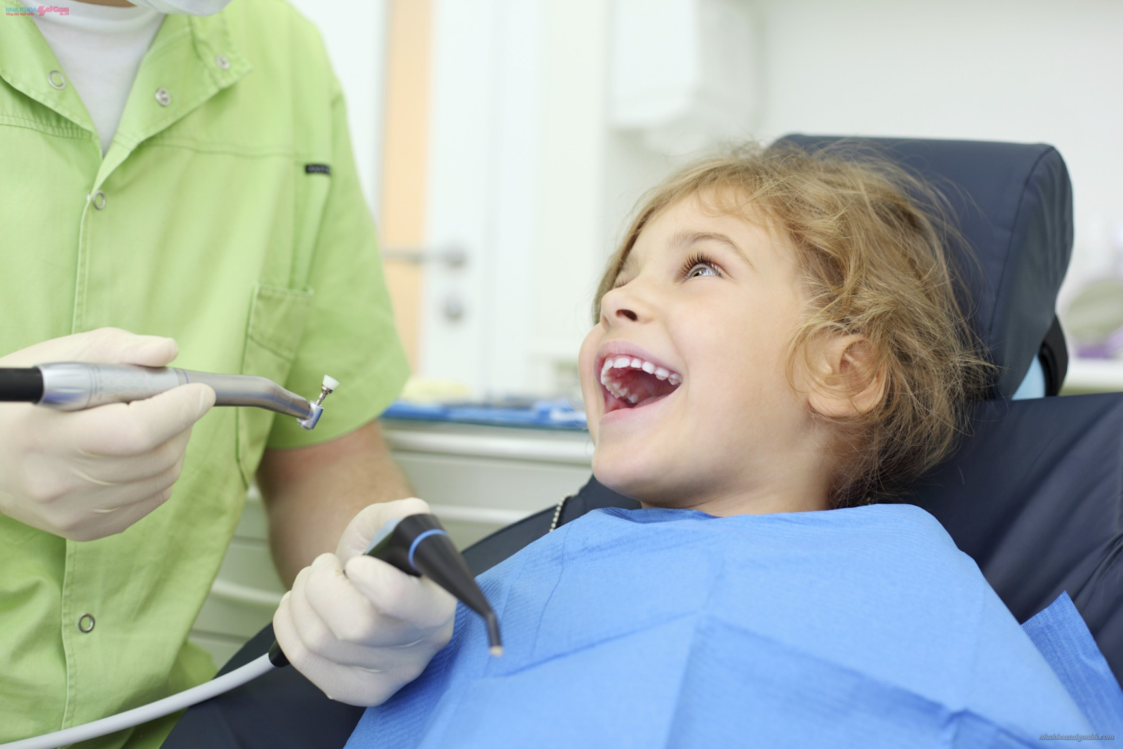 Cách nhổ răng không đau đớn cho trẻ