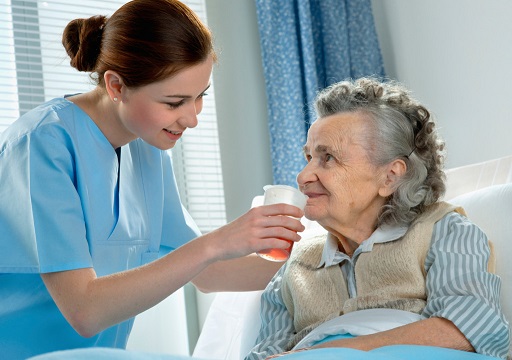 Tìm hiểu về dịch vụ cung ứng người chăm sóc người bệnh tại nhà